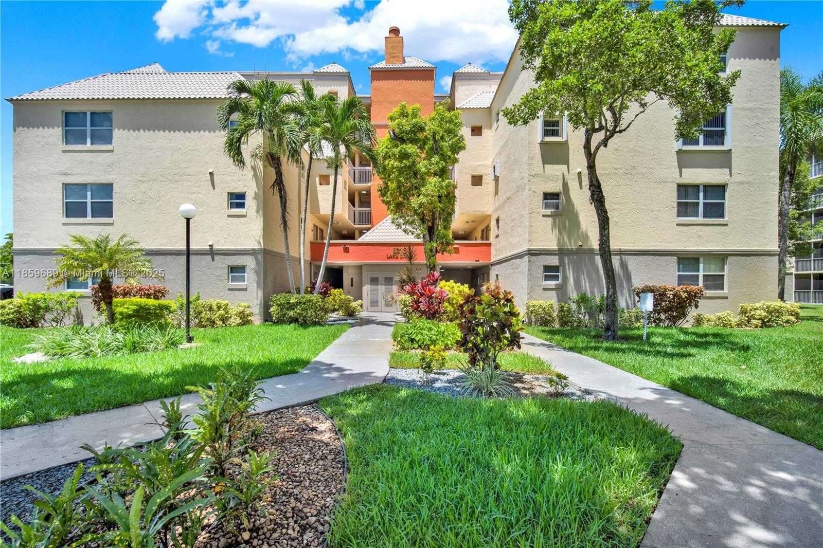 Small Image of 8215 LAKE DR #207, Doral Number 24