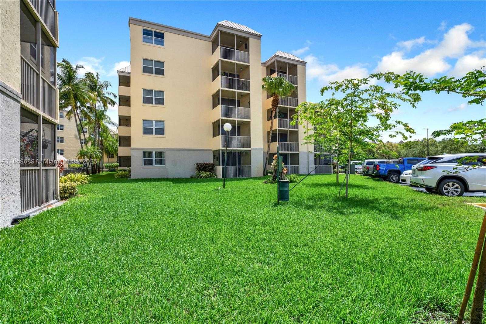 Small Image of 8215 LAKE DR #207, Doral Number 25