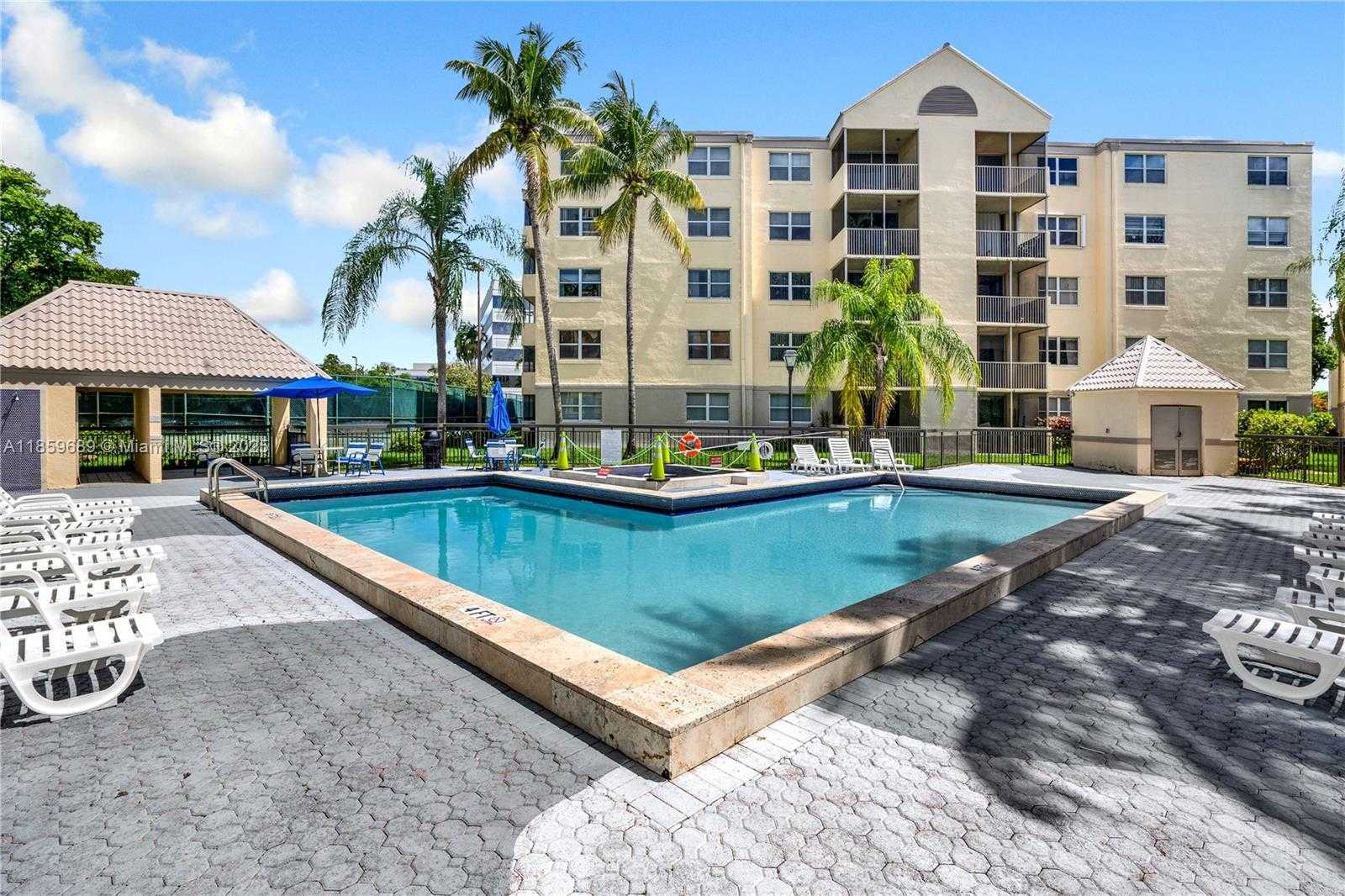 Small Image of 8215 LAKE DR #207, Doral Number 27
