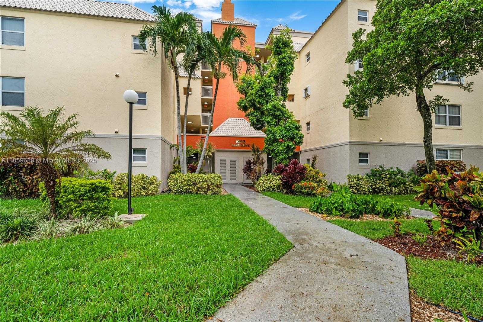 Small Image of 8215 LAKE DR #207, Doral Number 28