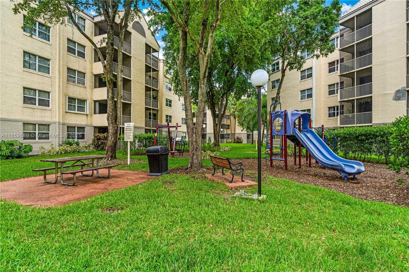 Small Image of 8215 LAKE DR #207, Doral Number 29