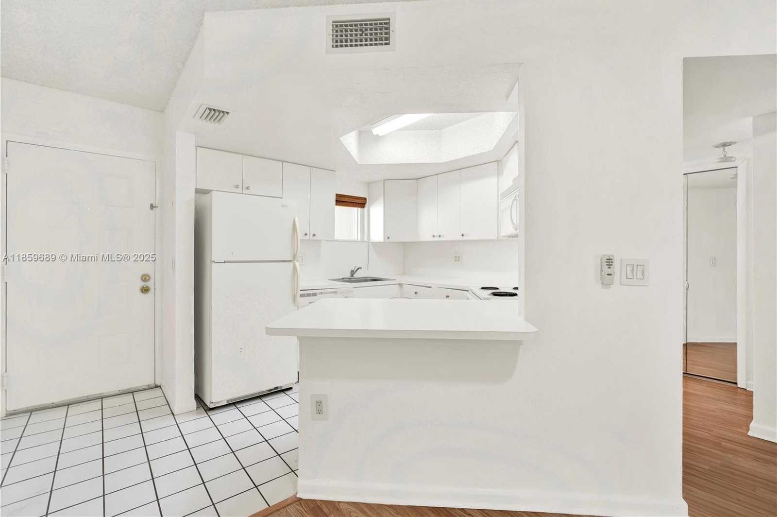 Small Image of 8215 LAKE DR #207, Doral Number 5