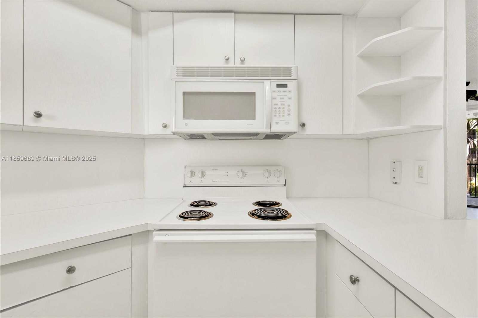 Small Image of 8215 LAKE DR #207, Doral Number 6