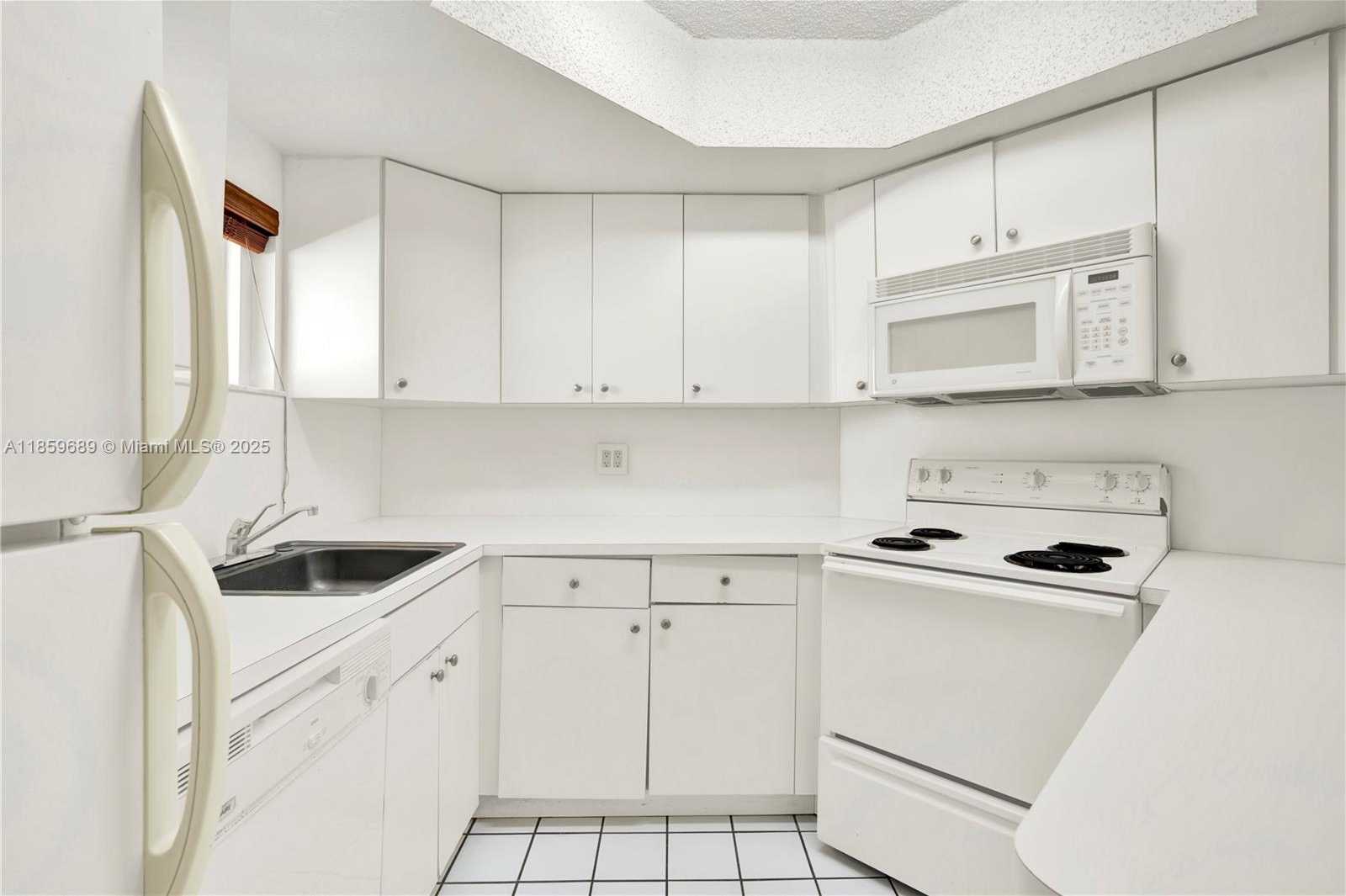 Small Image of 8215 LAKE DR #207, Doral Number 7