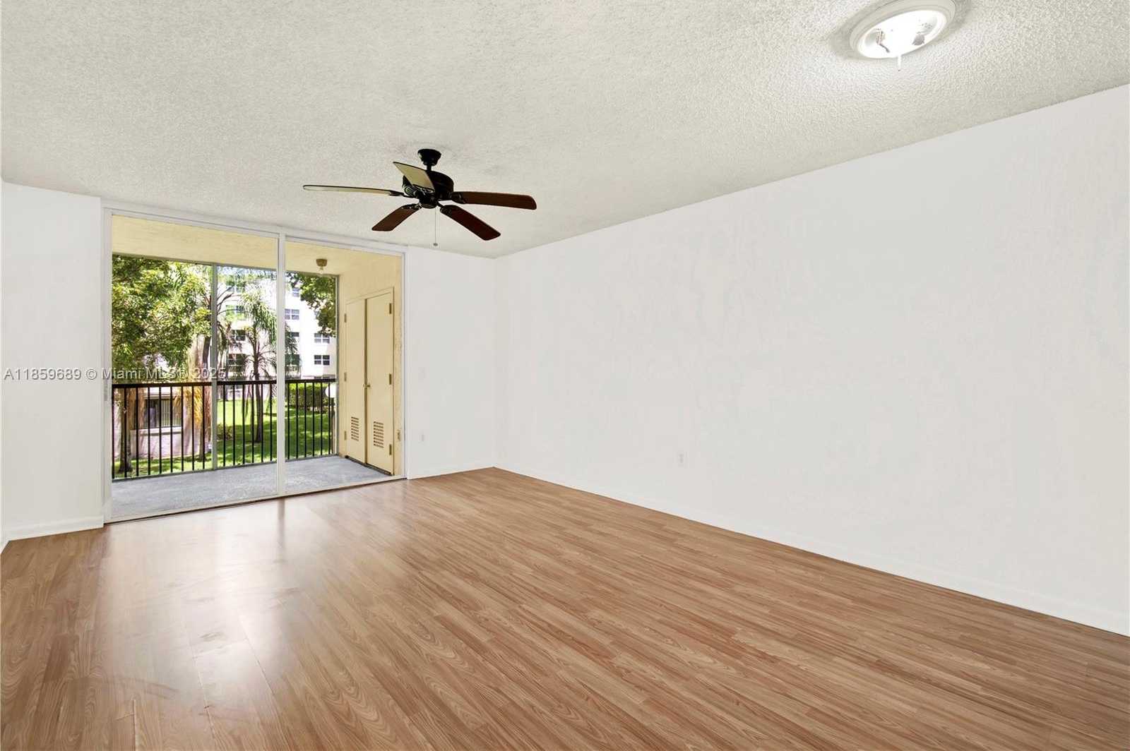 Small Image of 8215 LAKE DR #207, Doral Number 9