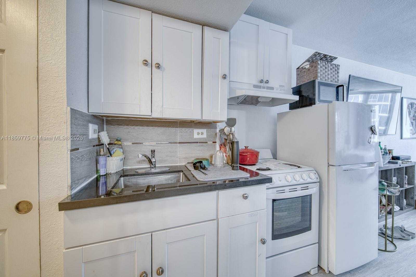 Small Image of 19201 COLLINS AVE #822, Sunny Isles Beach Number 4