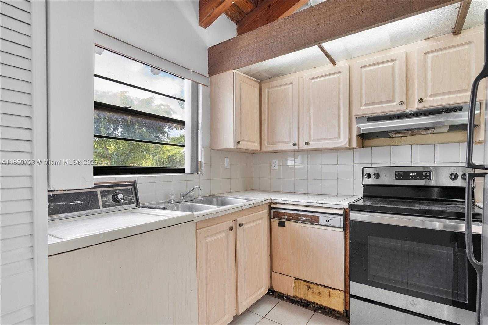 Small Image of 10542 NW 7th Terrace, Miami, FL 33172, USA Number 14