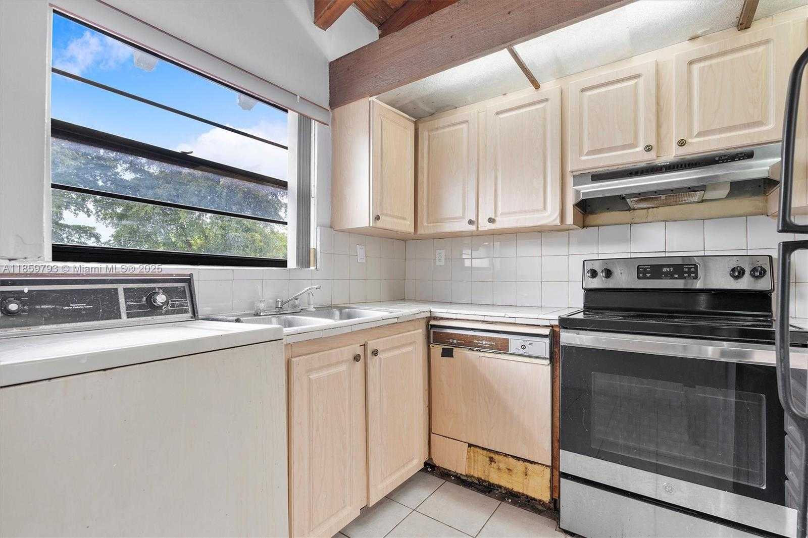 Small Image of 10542 NW 7th Terrace, Miami, FL 33172, USA Number 15