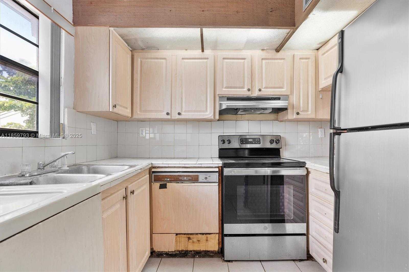 Small Image of 10542 NW 7th Terrace, Miami, FL 33172, USA Number 16
