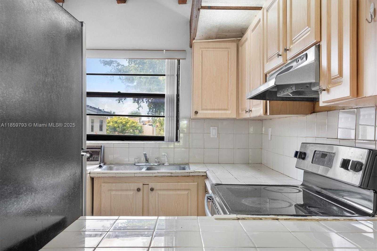 Small Image of 10542 NW 7th Terrace, Miami, FL 33172, USA Number 18