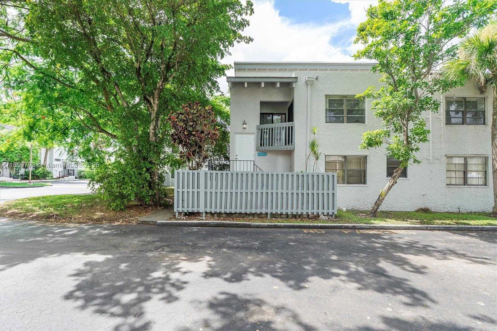 Small Image of 10542 NW 7th Terrace, Miami, FL 33172, USA Number 2