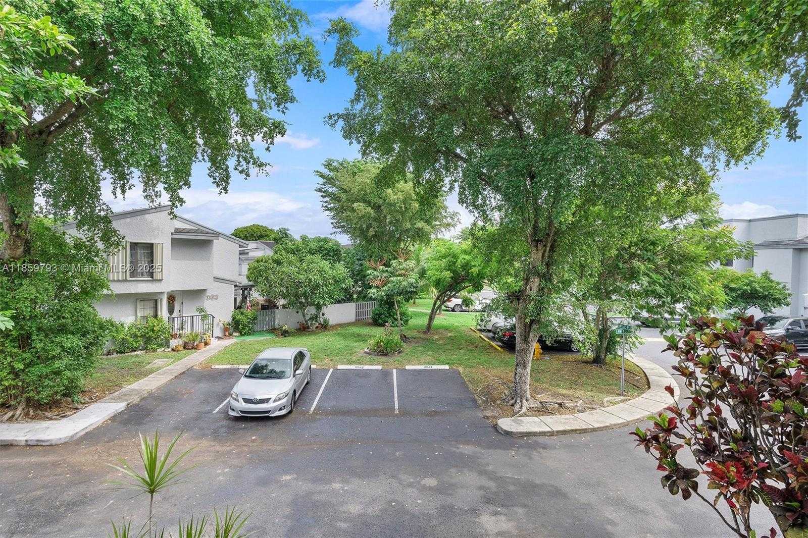 Small Image of 10542 NW 7th Terrace, Miami, FL 33172, USA Number 31