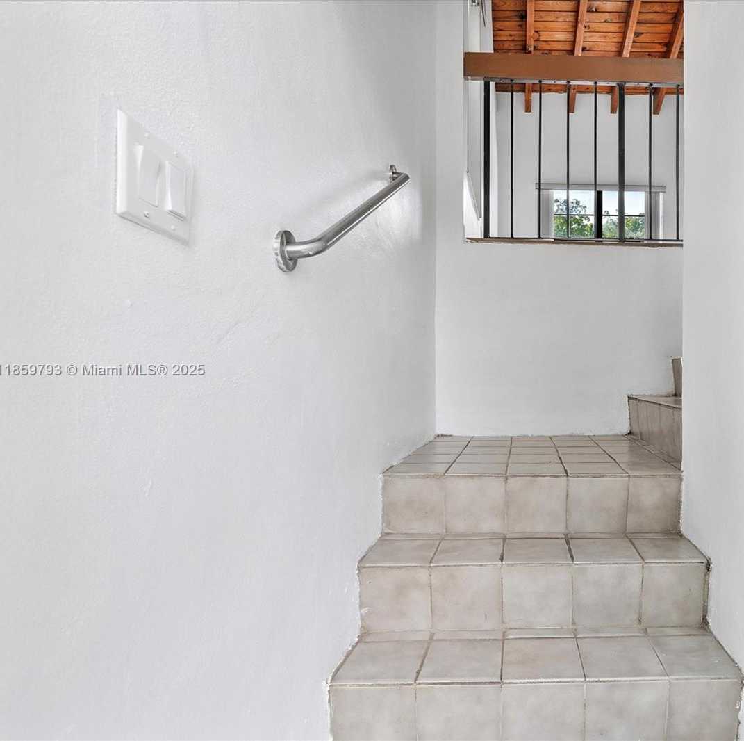 Small Image of 10542 NW 7th Terrace, Miami, FL 33172, USA Number 5