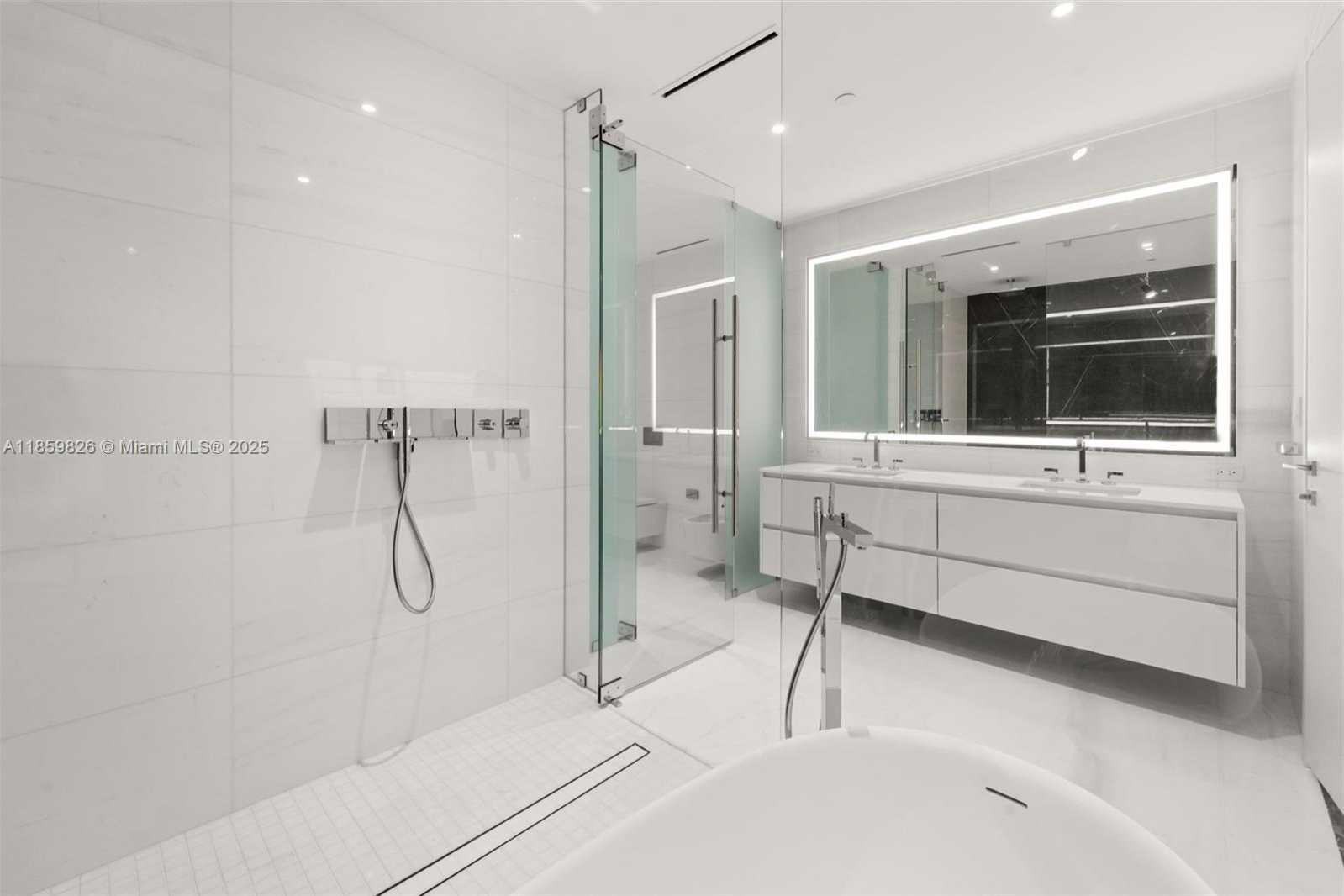 Small Image of 300 BISCAYNE BLVD WAY #3602, Miami Number 9