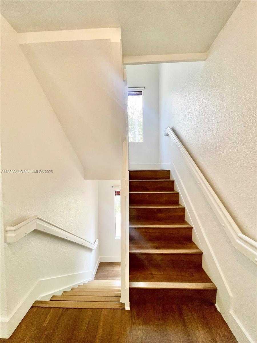 Small Image of 3204 BIRD AVE #105, Miami Number 40