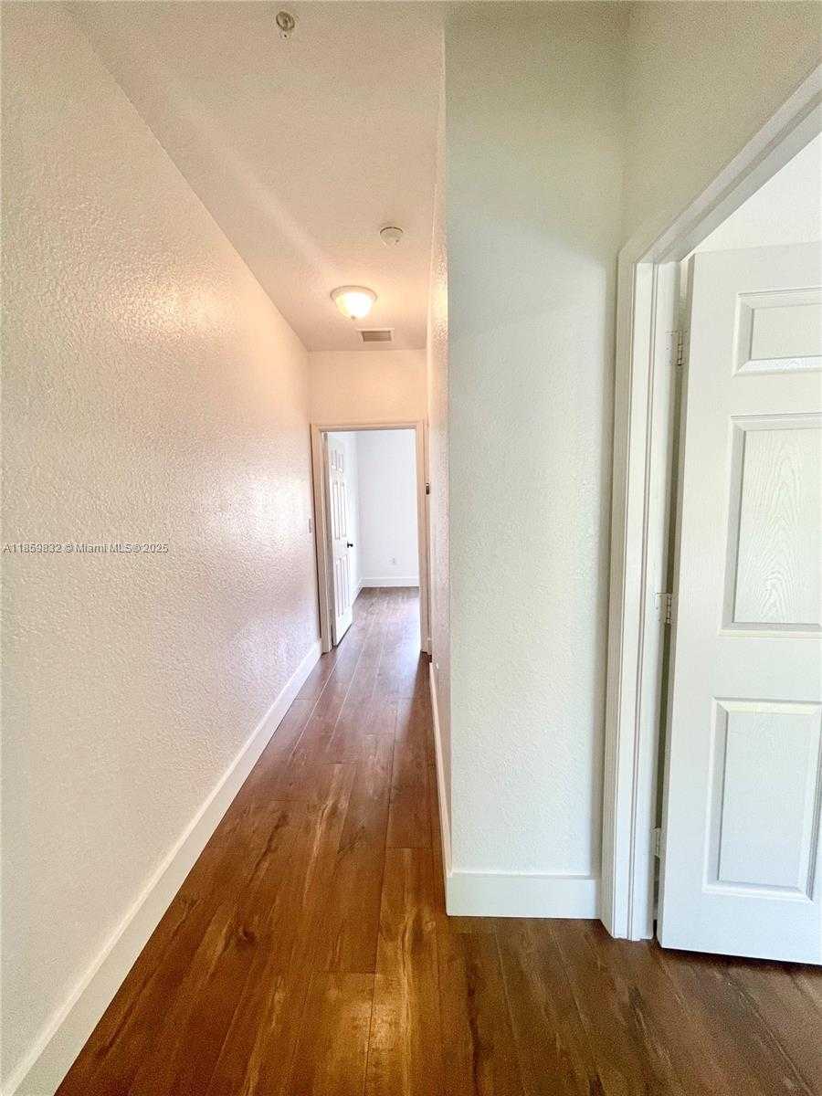 Small Image of 3204 BIRD AVE #105, Miami Number 42
