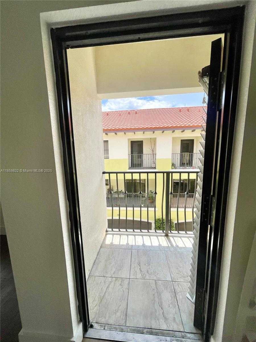 Small Image of 3204 BIRD AVE #105, Miami Number 63