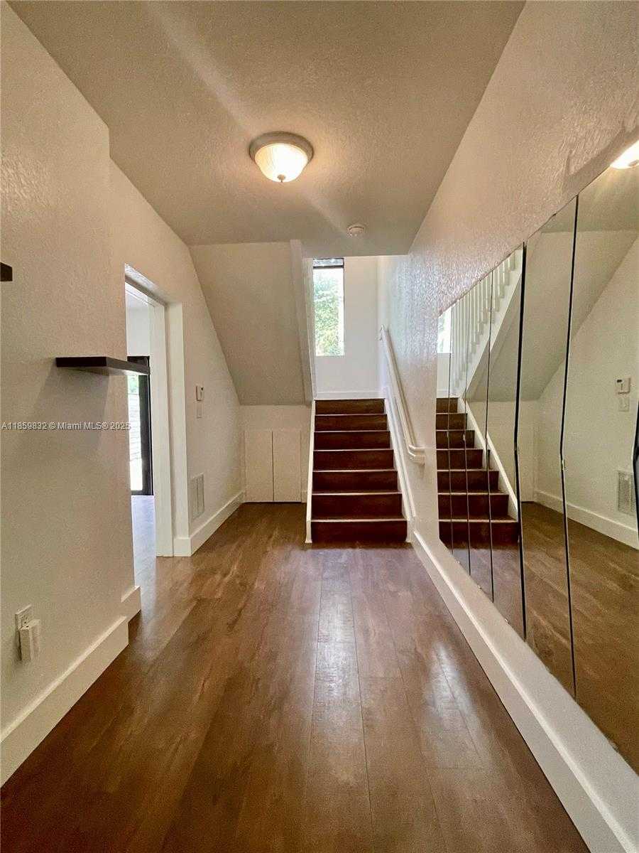 Small Image of 3204 BIRD AVE #105, Miami Number 8