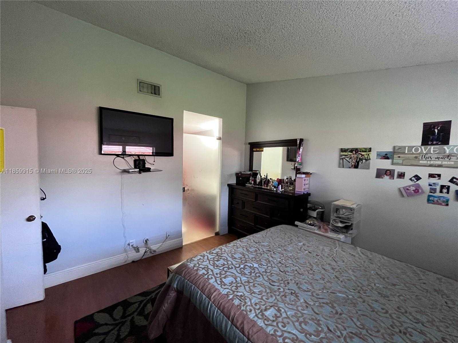 Small Image of Hialeah Number 11