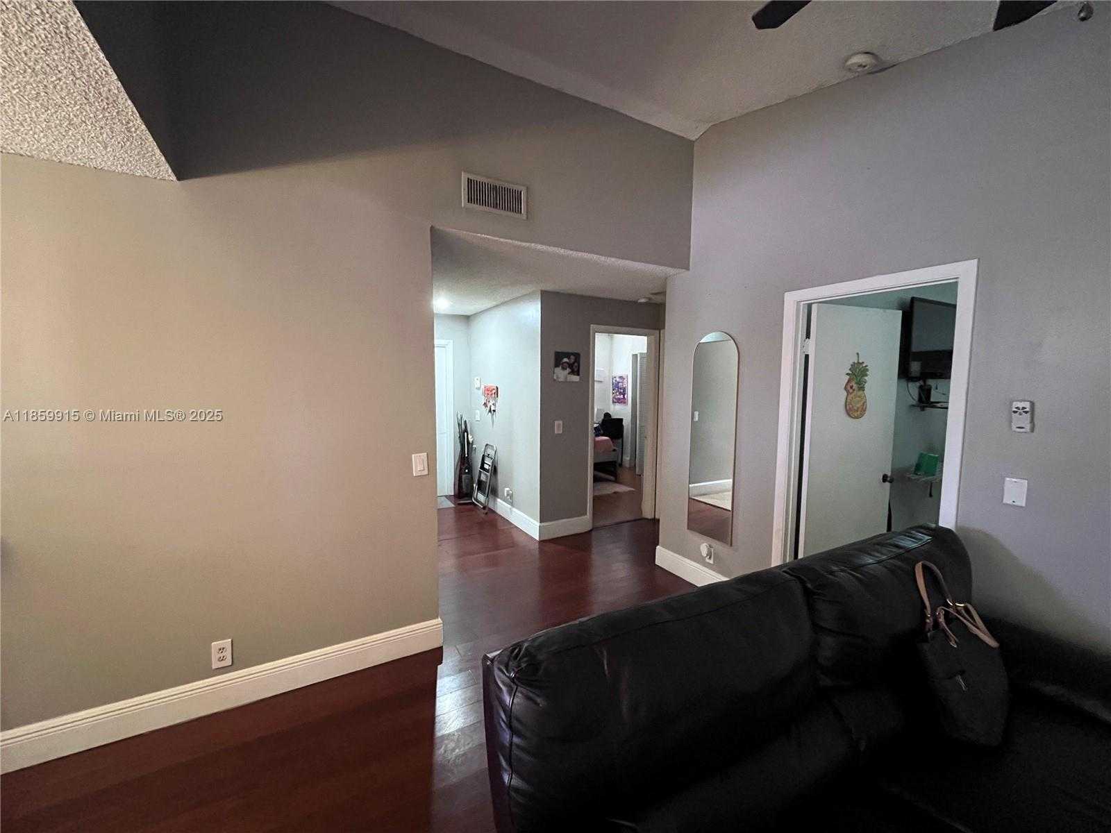 Small Image of Hialeah Number 4