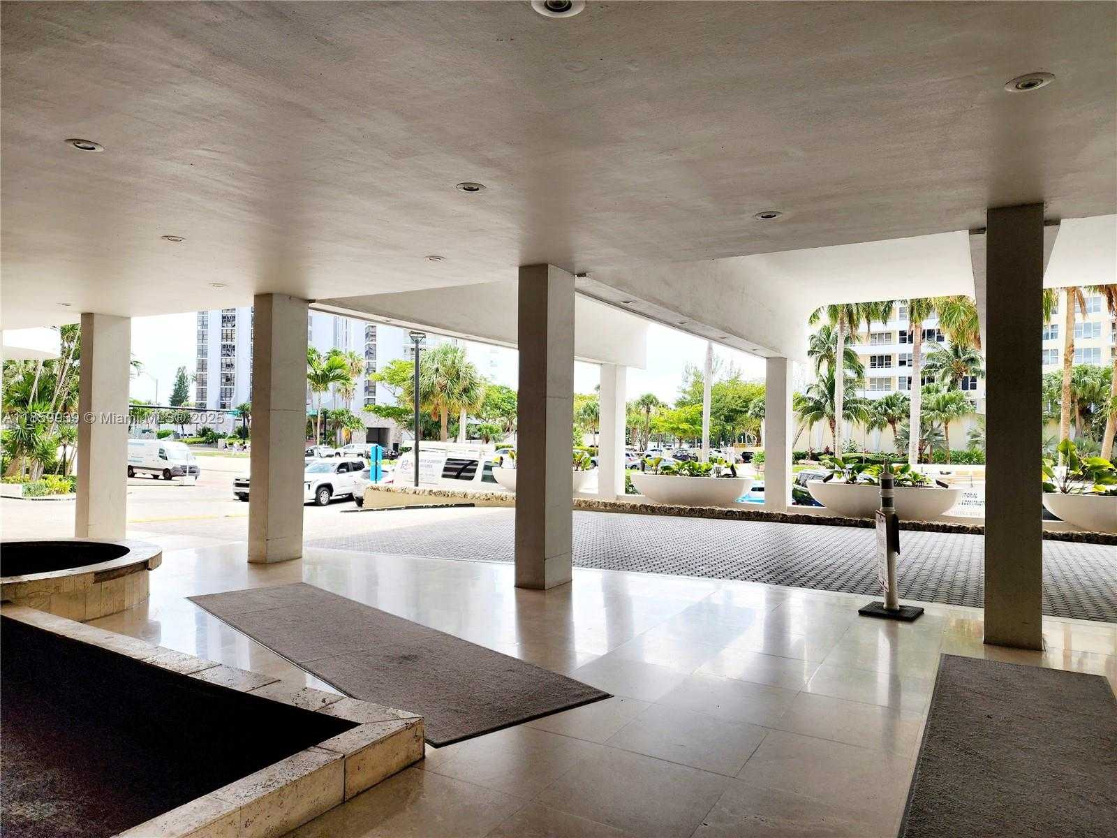 Small Image of 5555 COLLINS AVE #9S, Miami Beach Number 3