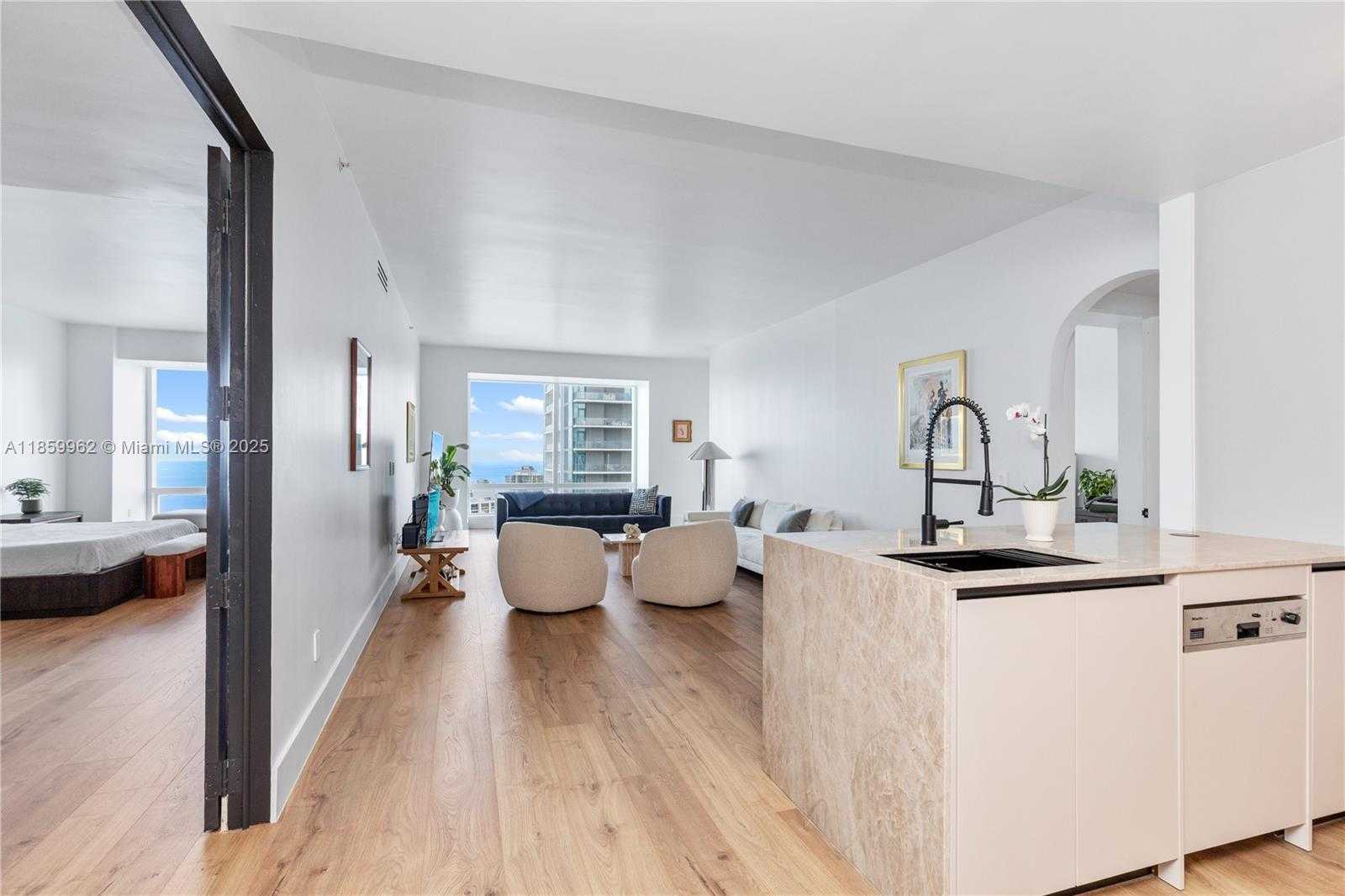 Small Image of 1425 BRICKELL AVE #41A, Miami Number 4