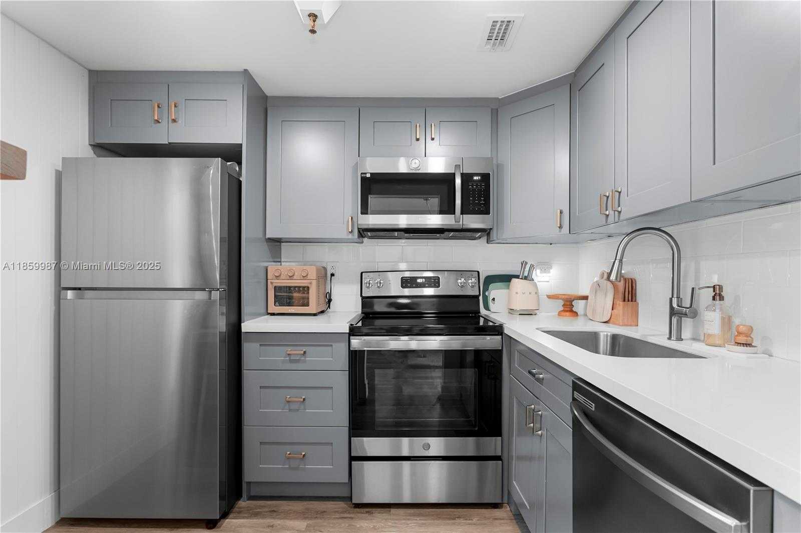 Small Image of 4301 COLLINS AVE #207, Miami Beach Number 10