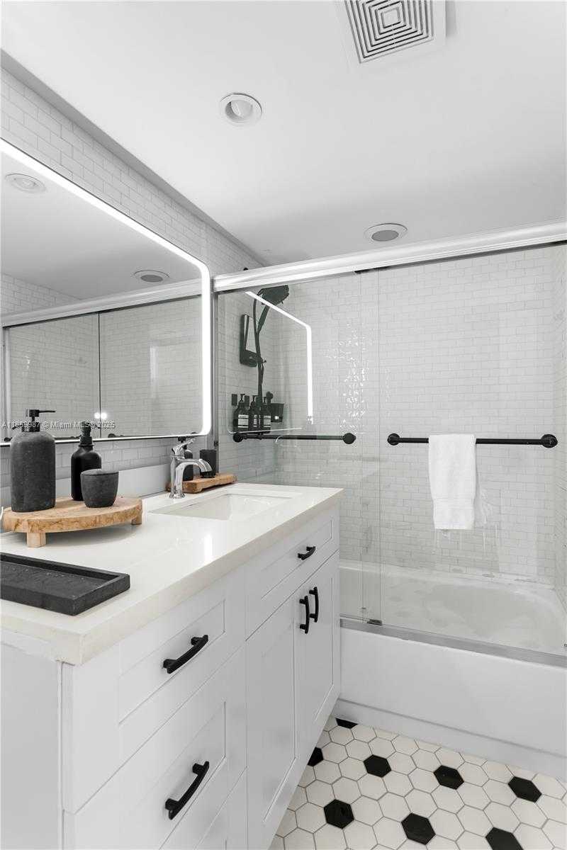 Small Image of 4301 COLLINS AVE #207, Miami Beach Number 21