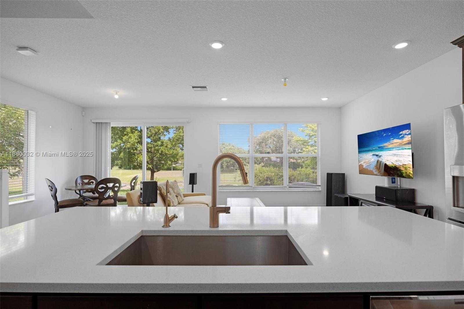 Small Image of 4317 LAGO DR, Deerfield Beach Number 11