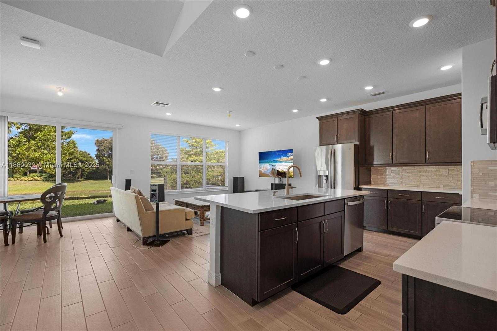 Small Image of 4317 LAGO DR, Deerfield Beach Number 13