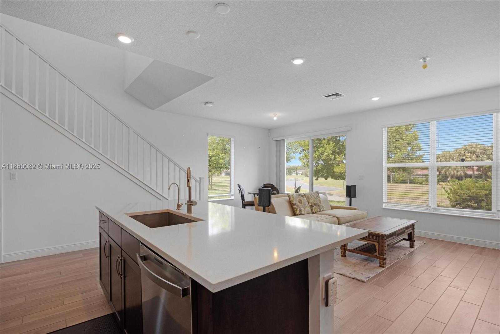 Small Image of 4317 LAGO DR, Deerfield Beach Number 14