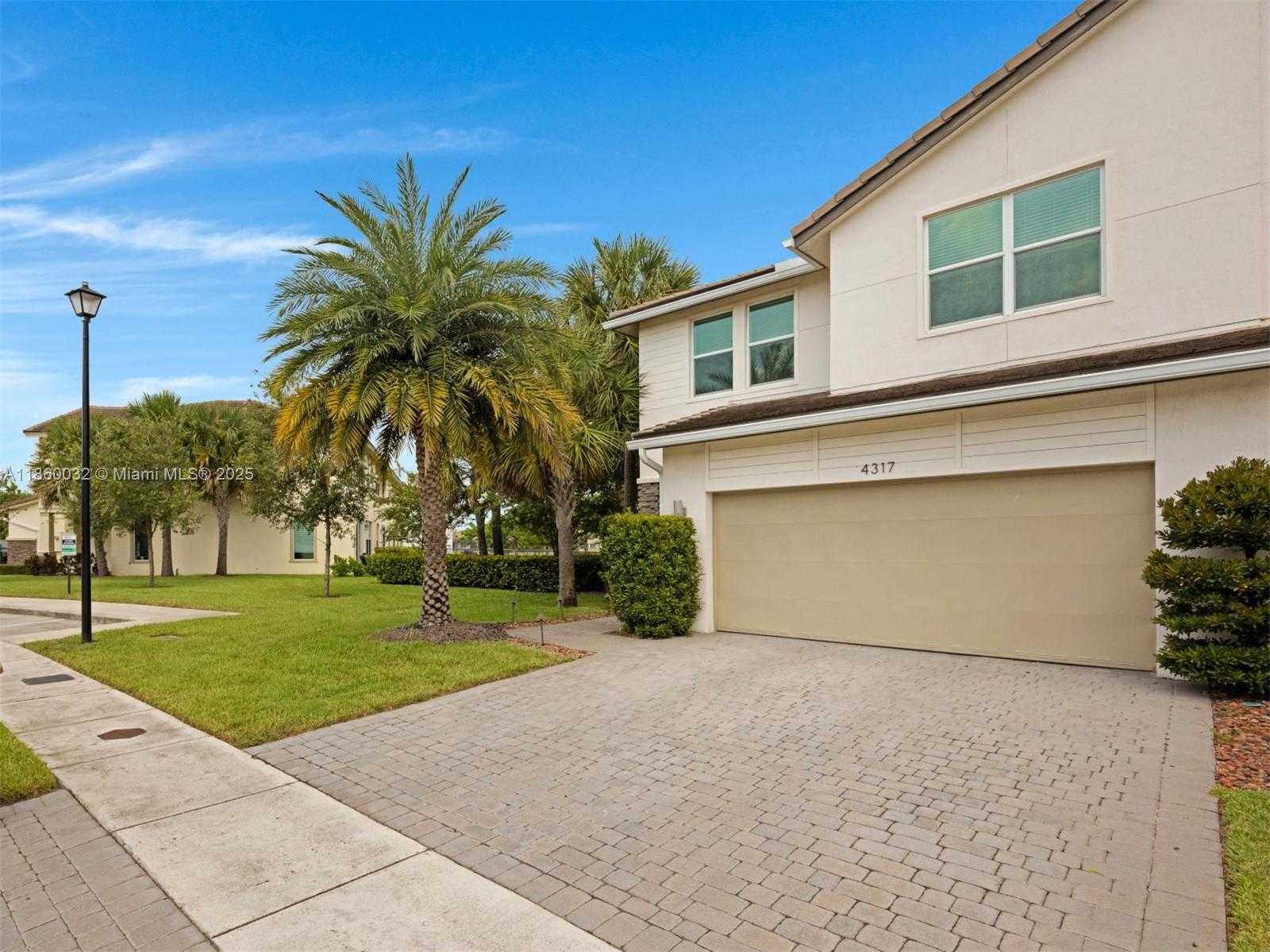 Small Image of 4317 LAGO DR, Deerfield Beach Number 2