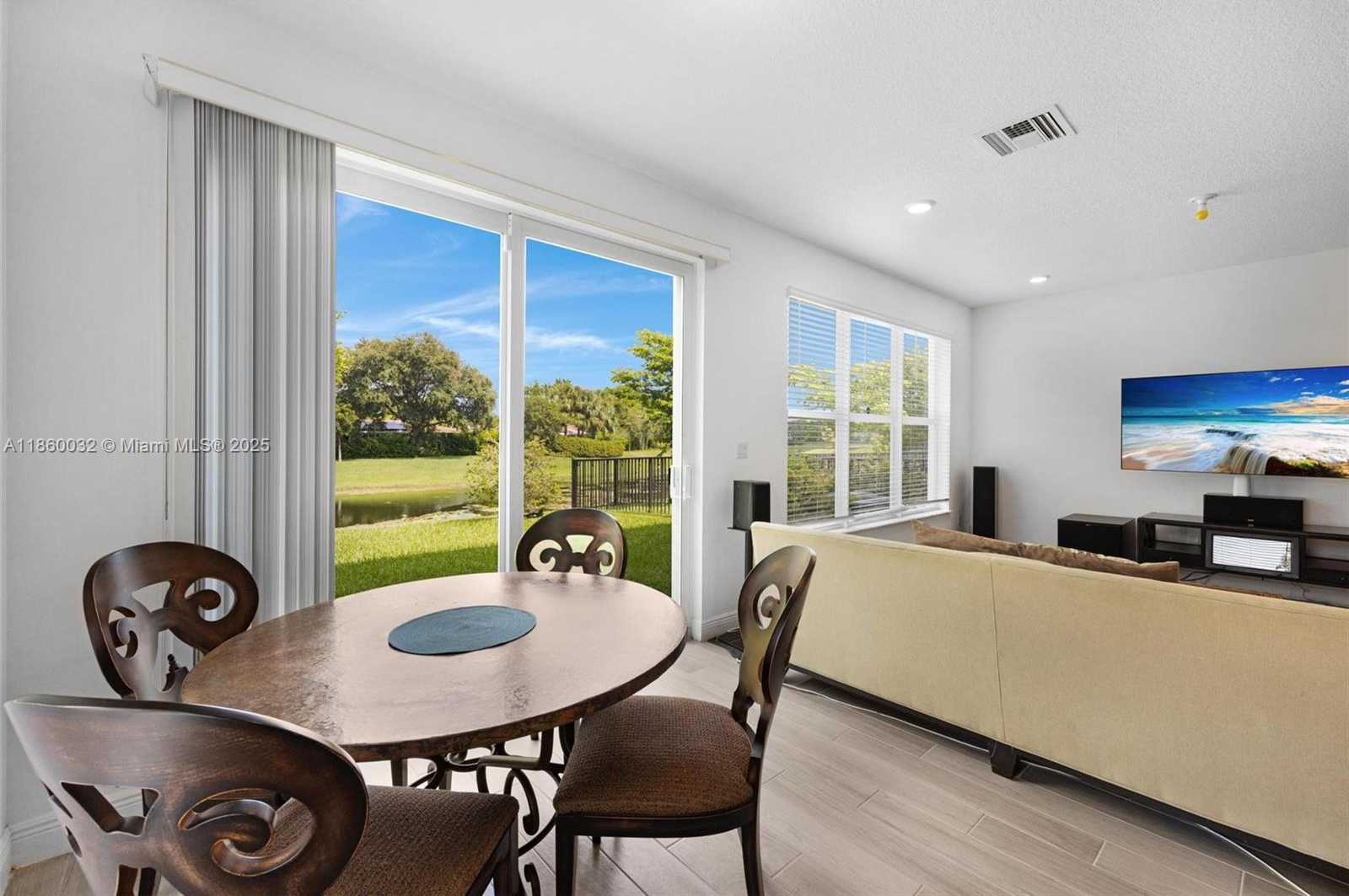 Small Image of 4317 LAGO DR, Deerfield Beach Number 9