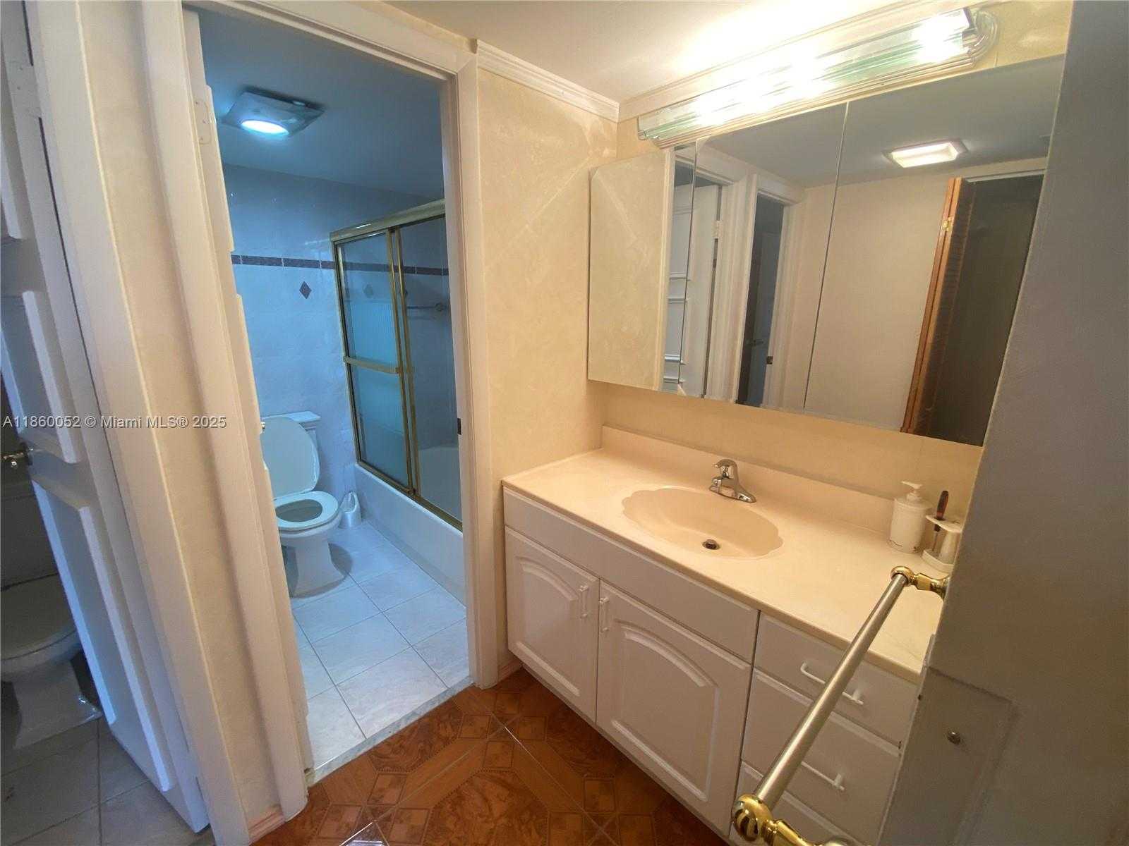 Small Image of 20379 E Country Club Dr, Aventura, FL 33180, USA Number 14