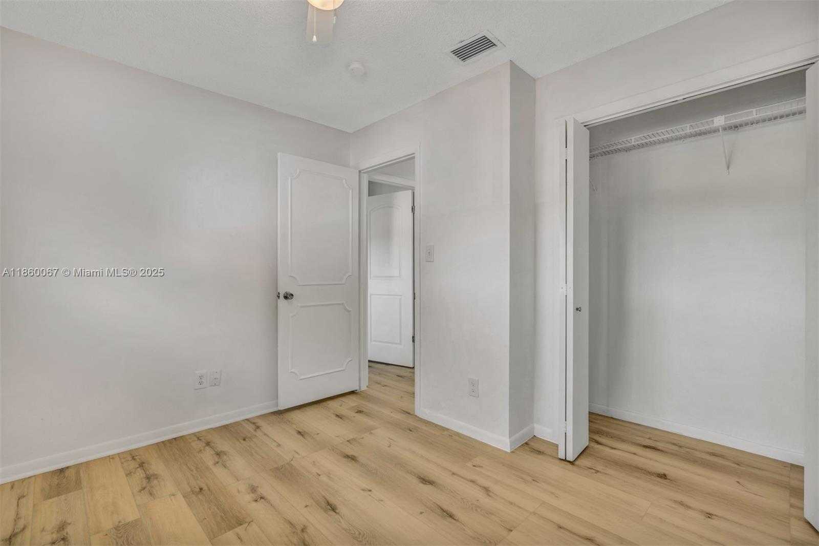 Small Image of 94 PLEASANT HILL LN, Tamarac Number 16