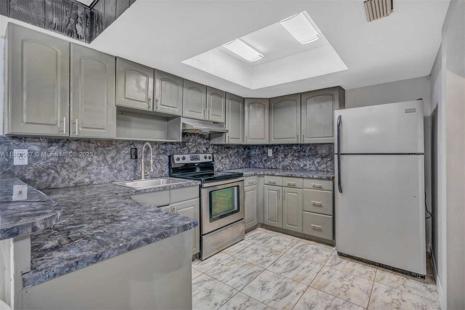 Small Image of 94 PLEASANT HILL LN, Tamarac Number 4