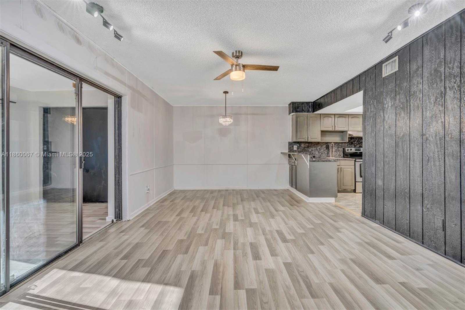 Small Image of 94 PLEASANT HILL LN, Tamarac Number 6