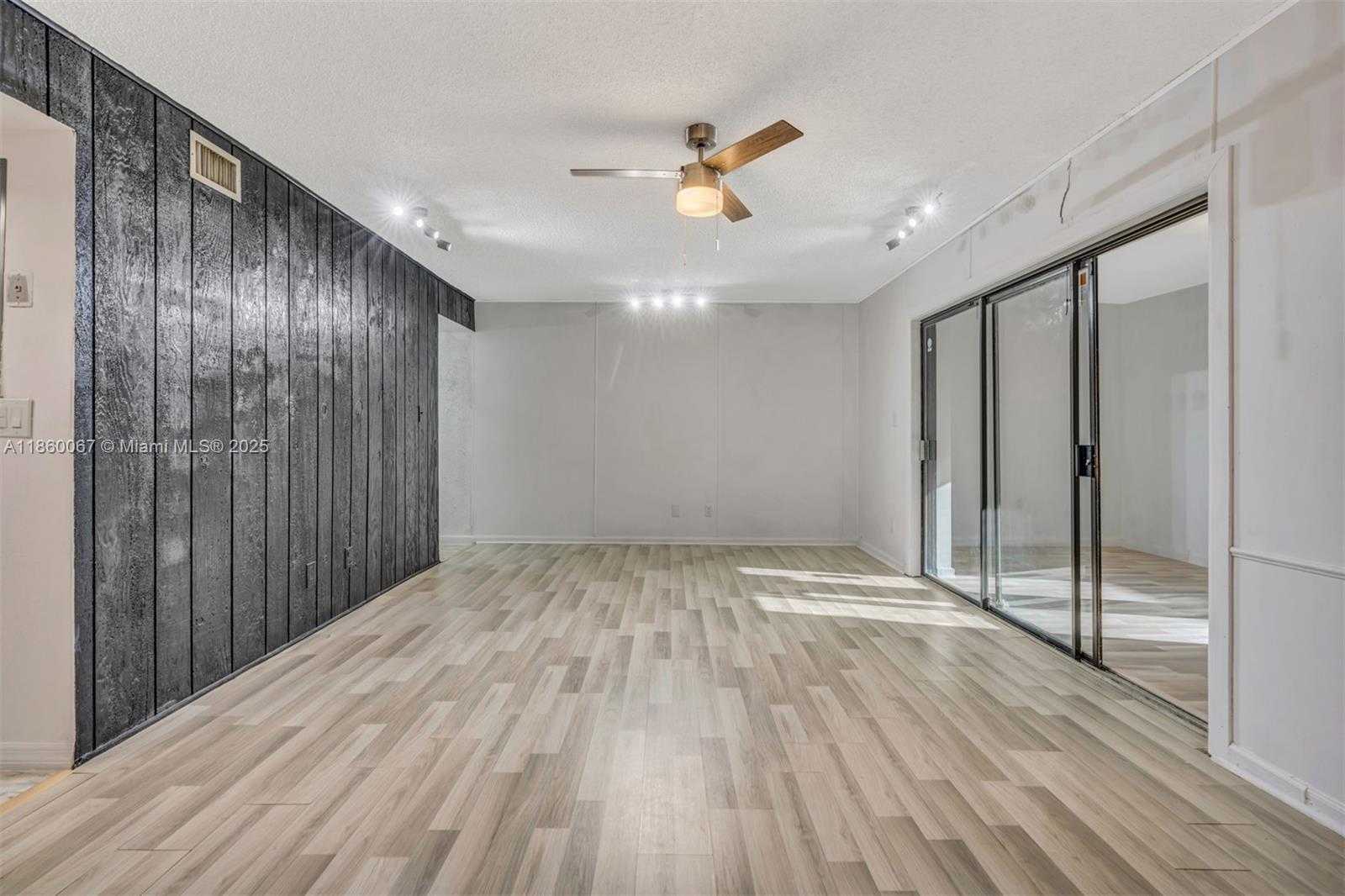 Small Image of 94 PLEASANT HILL LN, Tamarac Number 7