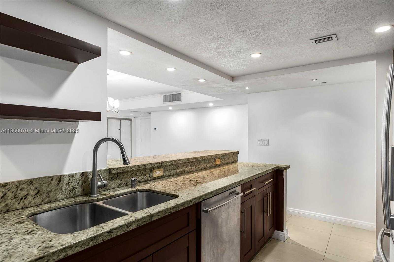 Small Image of 2401 COLLINS AVE #1808, Miami Beach Number 17