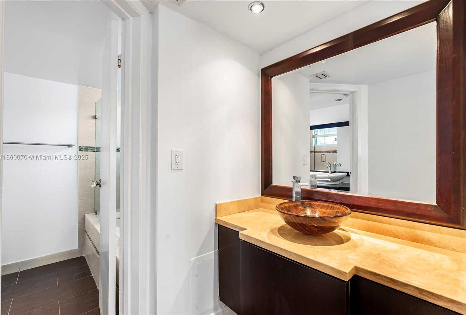Small Image of 2401 COLLINS AVE #1808, Miami Beach Number 27