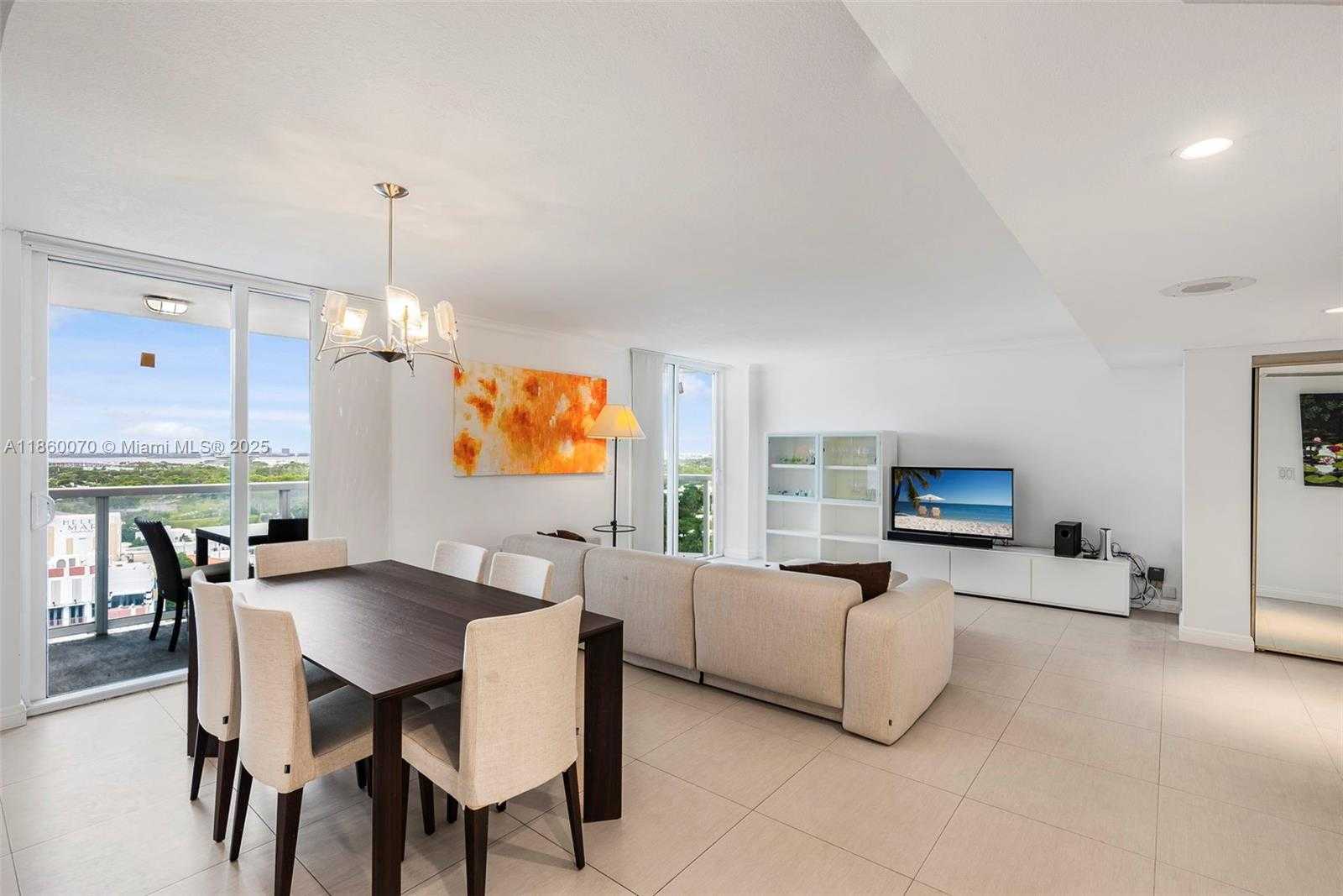 Small Image of 2401 COLLINS AVE #1808, Miami Beach Number 4