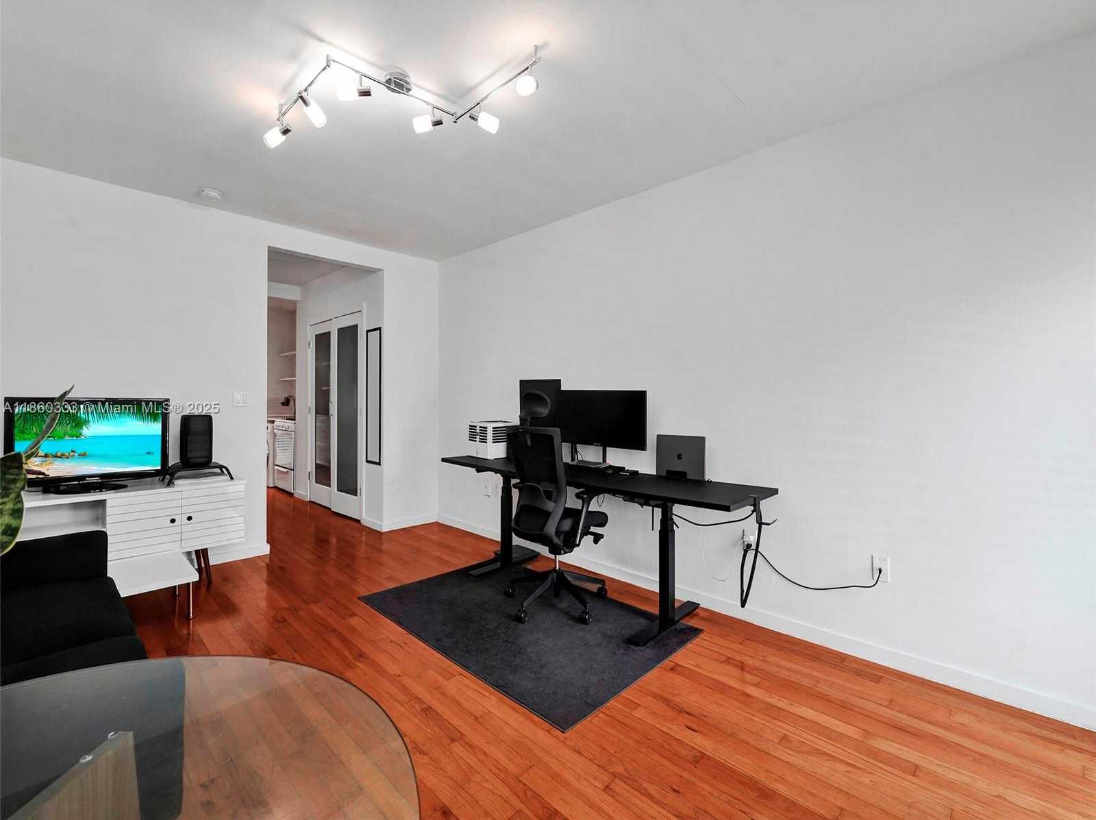 Small Image of 745 13TH ST #14, Miami Beach Number 3