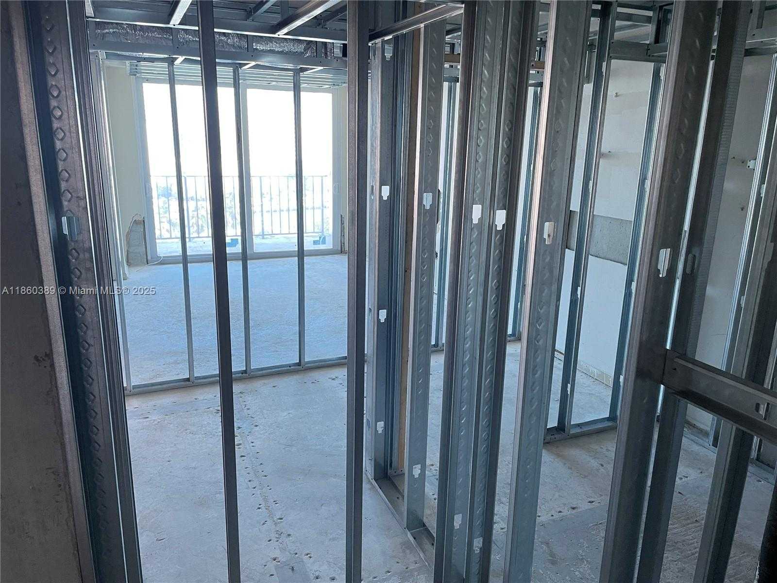 Small Image of 4101 PINE TREE DR #926,925, Miami Beach Number 10