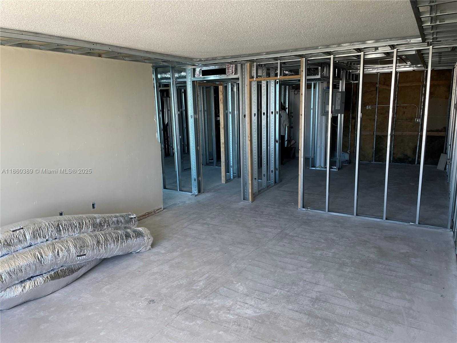 Small Image of 4101 PINE TREE DR #926,925, Miami Beach Number 9