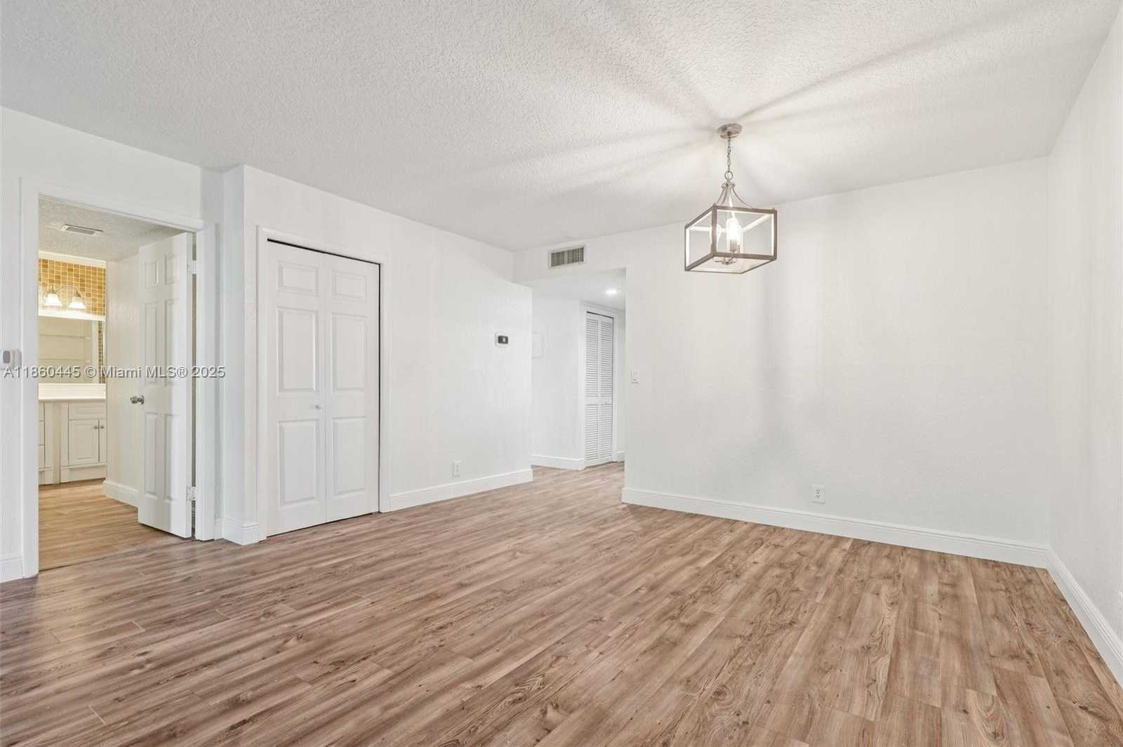 Small Image of 195 LAKEVIEW DR #105, Weston Number 11