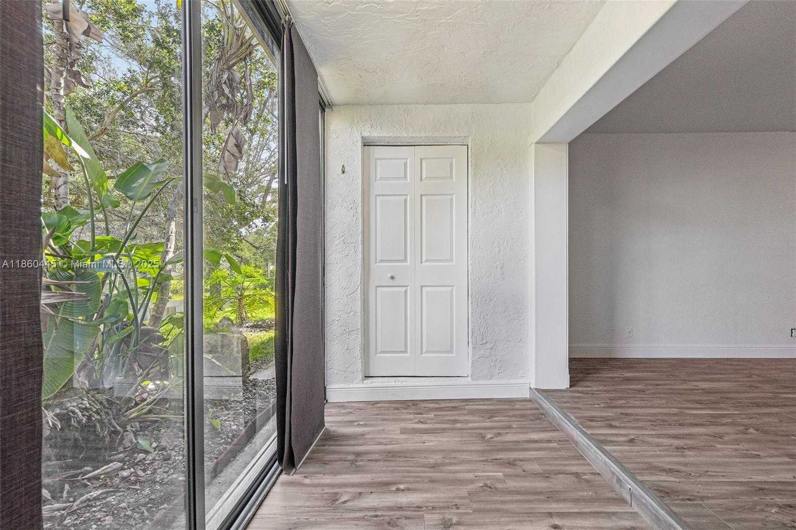 Small Image of 195 LAKEVIEW DR #105, Weston Number 16
