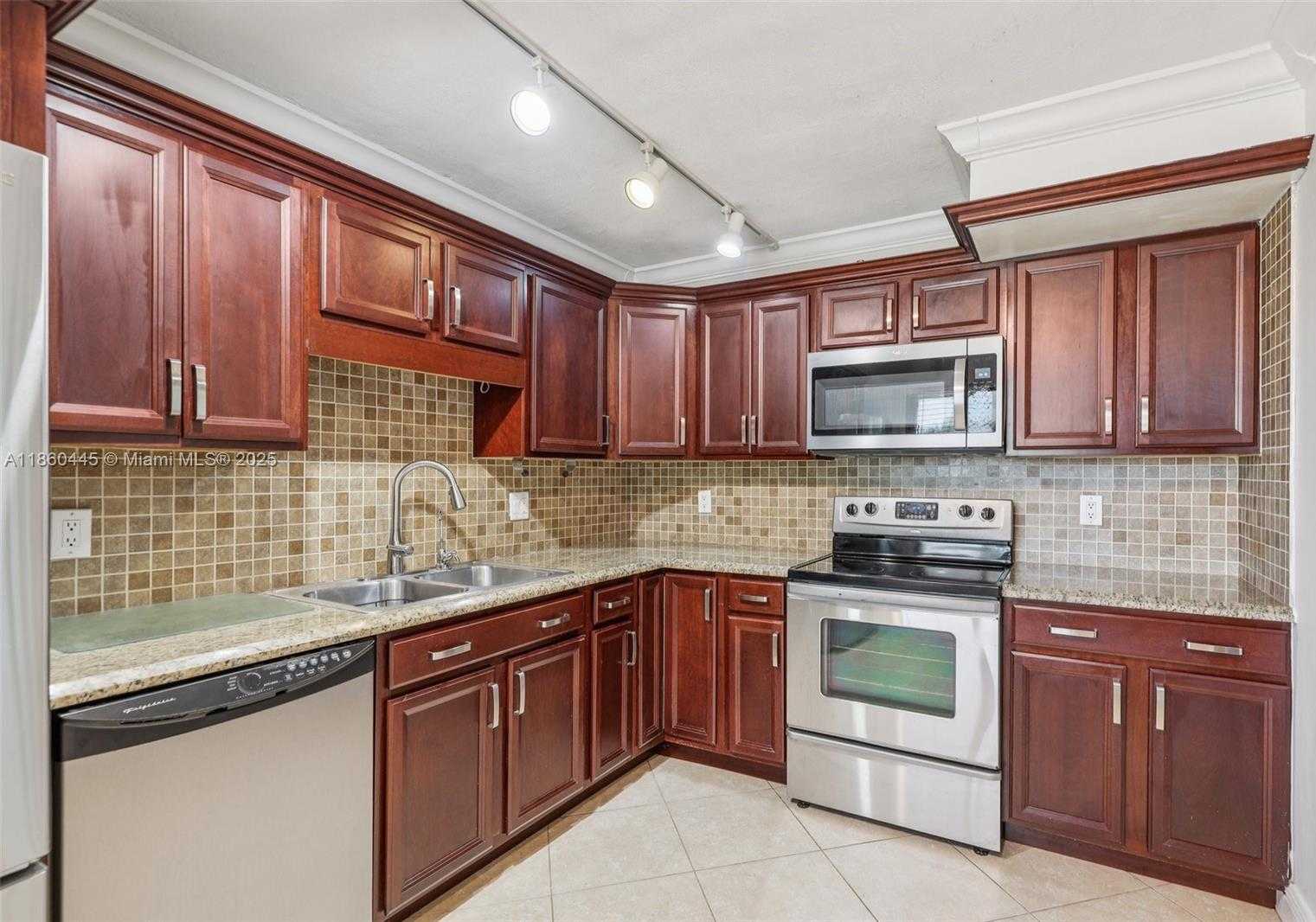 Small Image of 195 LAKEVIEW DR #105, Weston Number 17