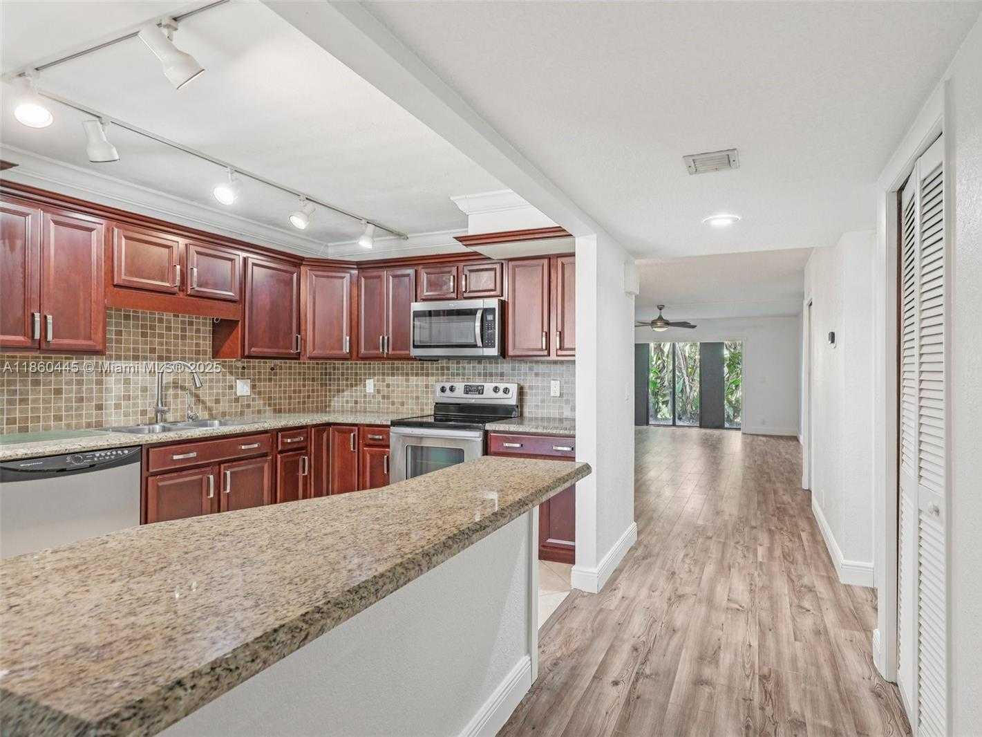 Small Image of 195 LAKEVIEW DR #105, Weston Number 18