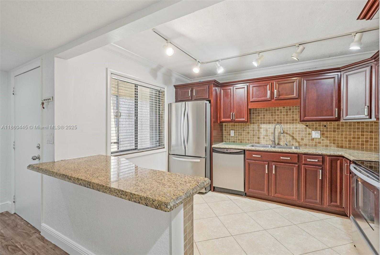 Small Image of 195 LAKEVIEW DR #105, Weston Number 19