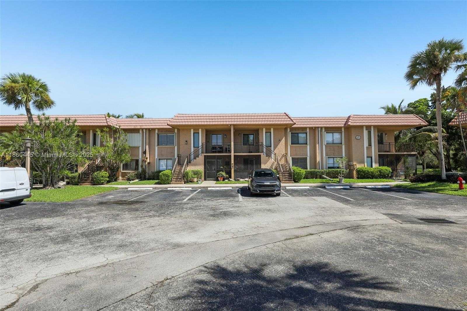 Small Image of 195 LAKEVIEW DR #105, Weston Number 2